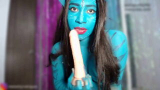 Neytiri from Avatar cosplayer masturbated and shows of her blowjob skills on a dildo