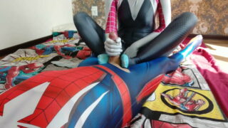 Gwen Stacey cosplayer giving Spiderman a hot blowjob