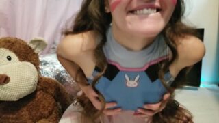 D.Va cosplayer strips and fucks her pussy with dildo