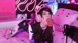 Teen D.Va cosplayer gets her tight pussy fucked by fuck machine
